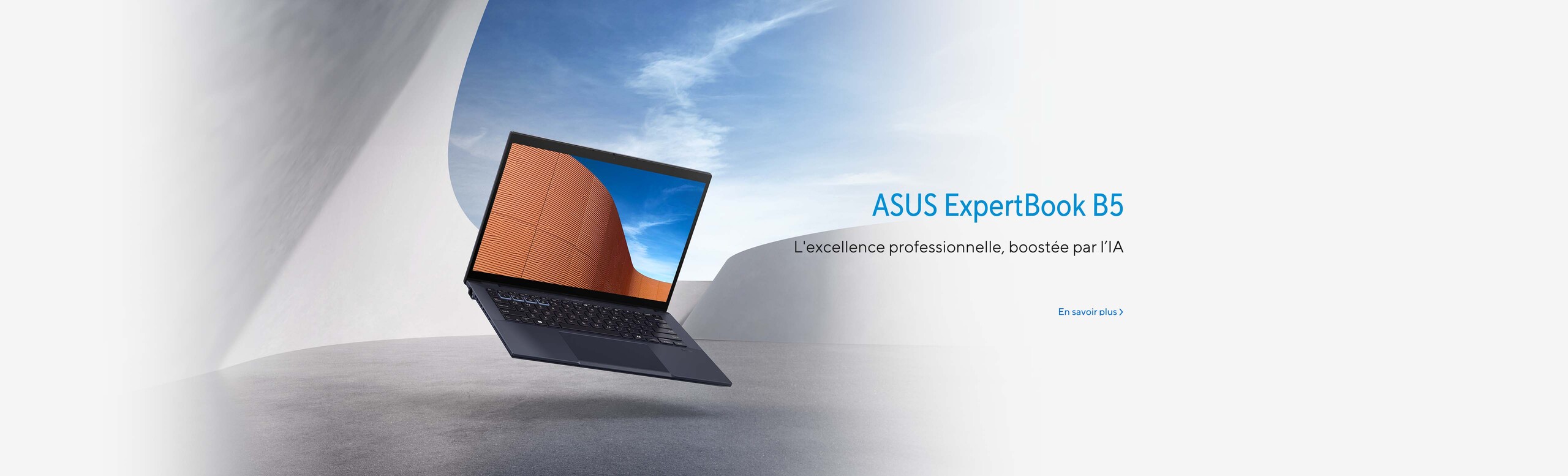 ASUS Expertbook B5. L'excellence professionnelle, boostée par l'IA. ASUS Expertbook B5 ouvert et incliné à gauche, affichant à l’écran un mur orange strié et ondulé. En arrière-plan, un mur en béton gris ondulé en extérieur, avec le ciel et des nuages visibles.