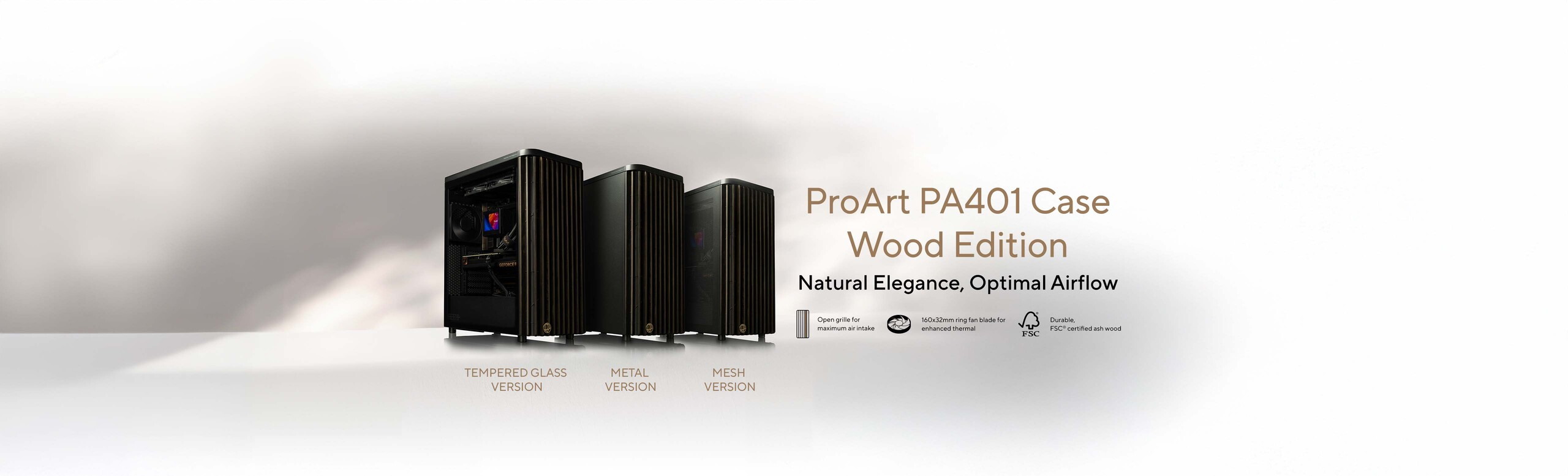 L'immagine mostra due versioni del case per PC ProArt PA401 Case Wood Edition. Uno ha un pannello laterale in vetro temperato e l'altro in metallo. Viene promosso un design elegante e un flusso d'aria ottimale.