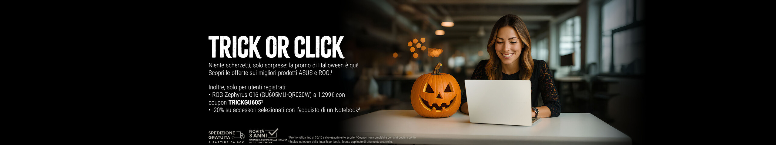 L'immagine presenta una scena promozionale di Halloween. In primo piano, c'è una donna che lavora su un laptop. Accanto a lei, c'è una zucca di Halloween intagliata con un sorriso. Sul lato sinistro dell'immagine, ci sono del testo promozionale con l'offerta del momento:
