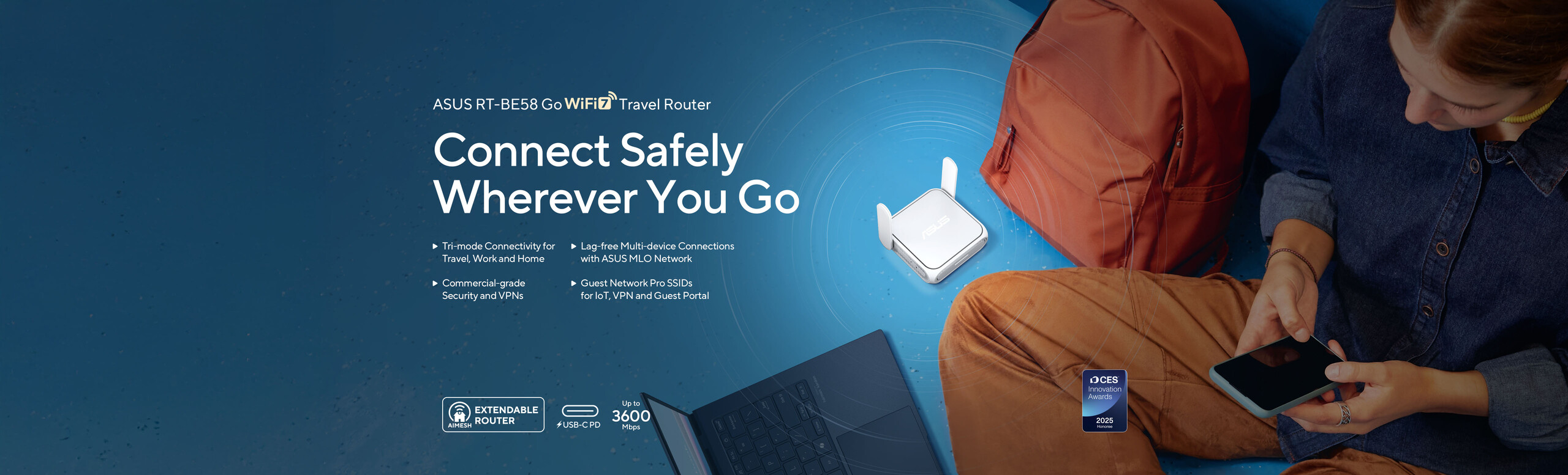Una donna è seduta sul pavimento e utilizza uno smartphones e un laptop, con l'ASUS RT-BE58 Go posizionato accanto a uno zaino. Il logo del CES Innovation Award appare nella parte inferiore dell'immagine.