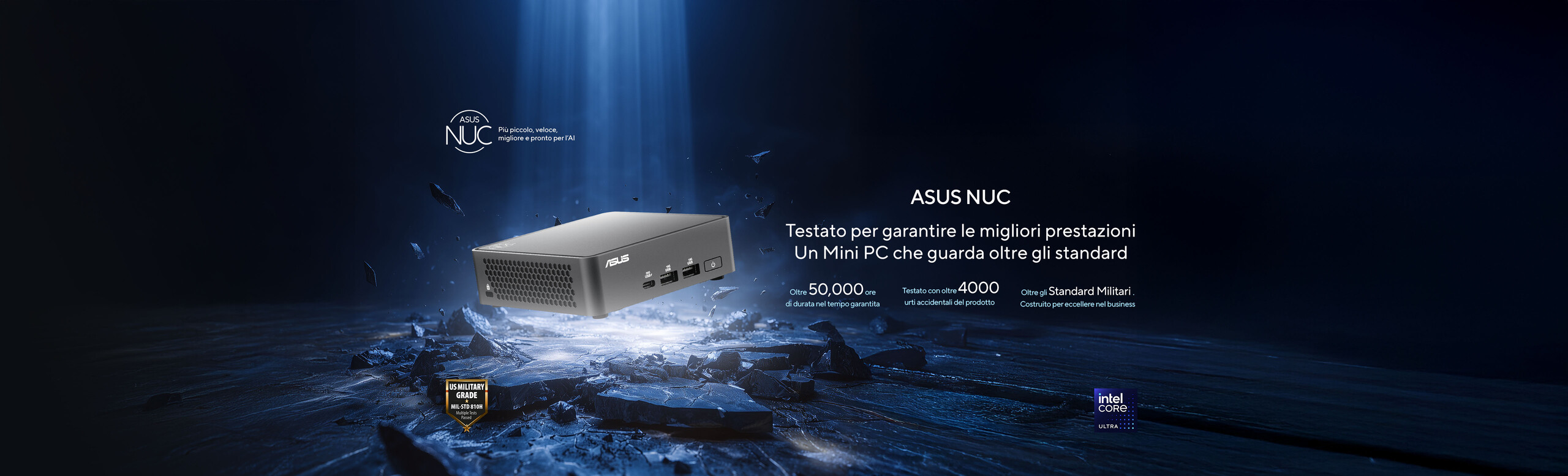 L'immagine raffigura un nimi pc della serie ASUS NUC nero in primo piano su uno sfondo scuro e stilizzato con montagne, acqua e un cielo stellato.