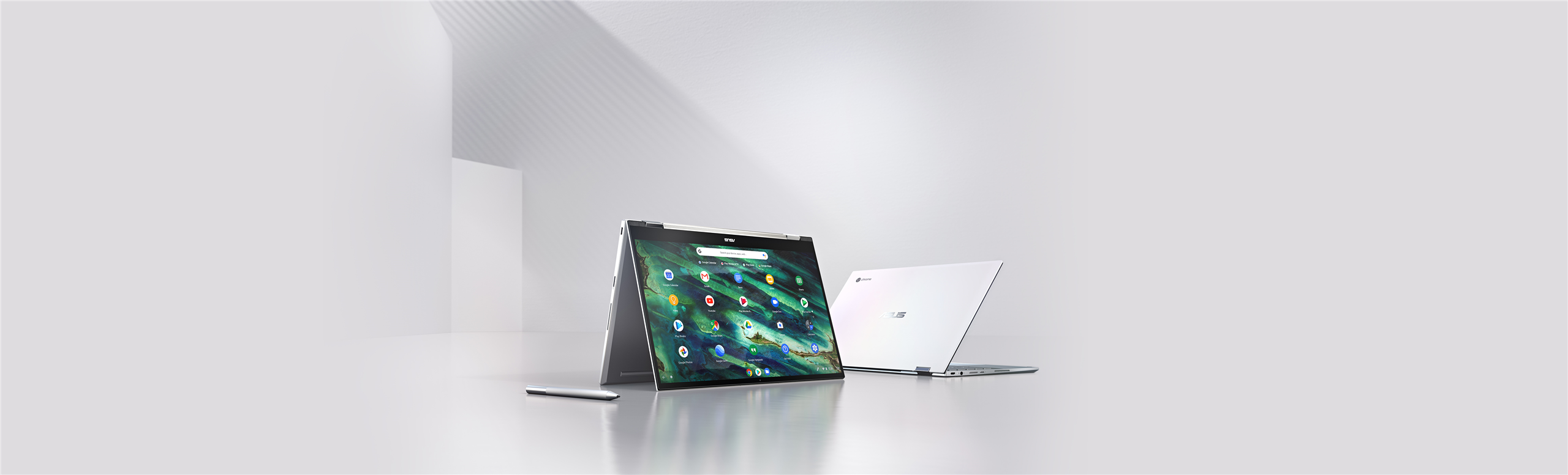 Laptop ASUS Chromebook Flip C436 cu ecran tactil deschis in stil cort, cu pen langa, rotit spre stanga pe fundal gri