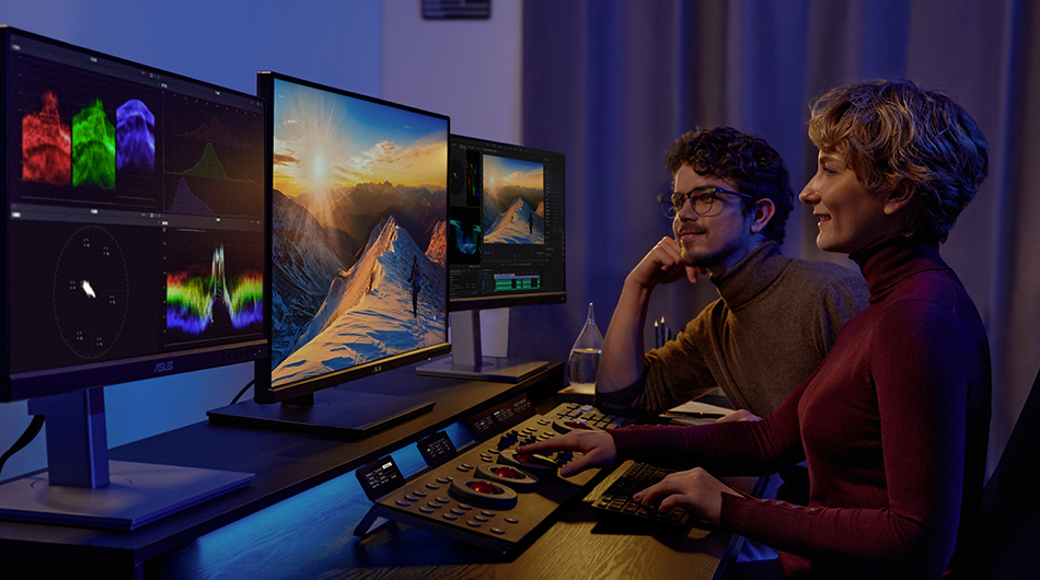 Deux producteurs de films professionnels étalonnent leur travail à l'aide de moniteurs ProArt