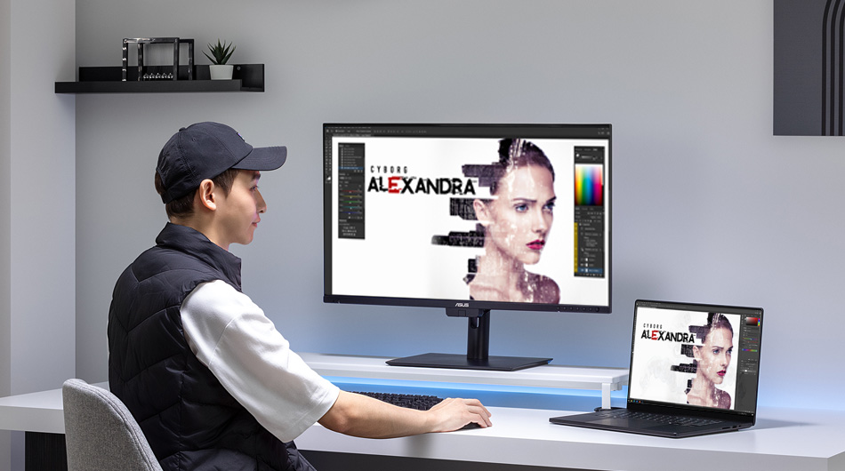 Un fotógrafo profesional revisando su trabajo con un PC ProArt, un monitor ProArt y accesorioses ASUS