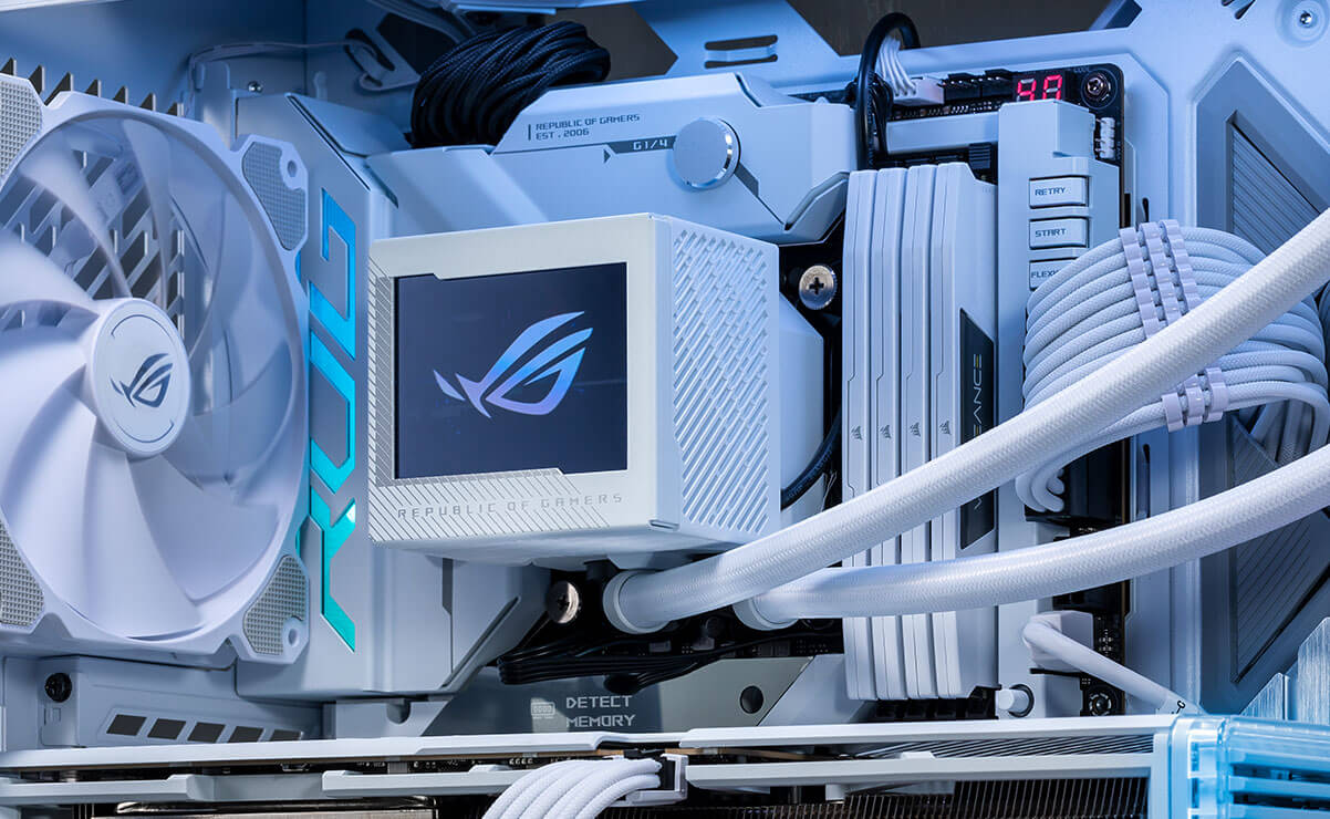 Photos internes de la configuration du PC avec la ROG Z790 Maximus Formula et le ROG Ryujin III 360 ARGB White Edition